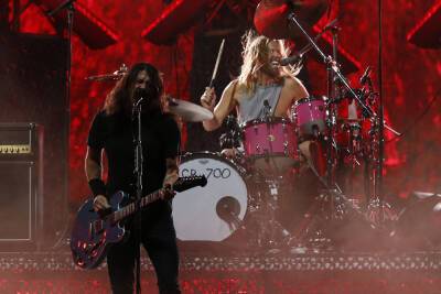 Taylor Hawkins Takes The Lead For Cover Of Queen’s ‘Somebody To Love’ During His Final Foo Fighters Performance At Lollapalooza Argentina - etcanada.com - Argentina - city Buenos Aires - Colombia - city Bogota, Colombia
