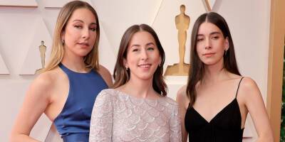 Licorice Pizza's Alana Haim Attends First Oscars With Sisters Danielle & Este By Her Side - www.justjared.com - Hollywood