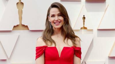 Jennifer Garner Makes Elegant Arrival at 2022 Oscars - www.etonline.com - Washington