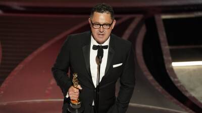 ‘Dune’ Cinematographer Greig Fraser Pays Tribute To “Master Denis” Villeneuve & Fellow Department Heads As He Accepts First Oscar - deadline.com