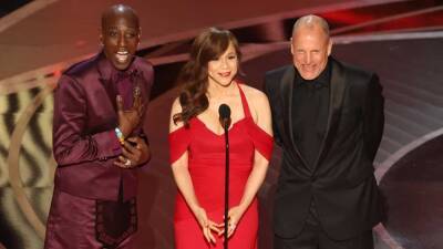 Oscars 2022: Wesley Snipes, Woody Harrelson & Rosie Perez Reunite for 'White Men Can't Jump' 30th Anniversary - www.etonline.com