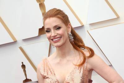 Jessica Chastain - Tammy Faye - Jessica Chastain Cheers On Her ‘Tammy Faye’ Hair And Makeup Team With The Sweetest Reaction To Their Oscar Win - etcanada.com