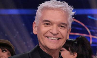 Holly Willoughby - Phillip Schofield - Sky Sports - Phillip Schofield makes cheeky attempt at multitasking during Dancing on Ice finale - hellomagazine.com - Saudi Arabia