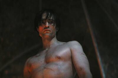 Robert Pattinson ‘counted ‘sips of water’ to film ‘Batman’ shirtless scenes - nypost.com