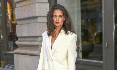 Katie Holmes looks striking in a white suit and pink heels - us.hola.com - New York - New York