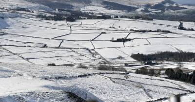 Beautiful scenes as villagers wake up to blanket of snow - www.manchestereveningnews.co.uk - Britain - Manchester - county Oldham