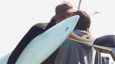 Adam Brody - Leighton Meester - Leighton Meester Adam Brody Share A Kiss During Romantic Surfing Date In Malibu – Photos - hollywoodlife.com - California - Malibu