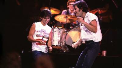 Bruce Springsteen - Courteney Cox - Brian De-Palma - Courteney Cox Recalls 'Embarrassing' Audition for Bruce Springsteen's 'Dancing in the Dark' Music Video - etonline.com