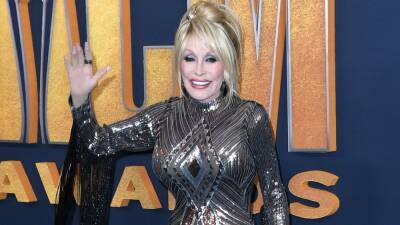 Dolly Parton Stuns at 2022 ACM Awards - www.etonline.com - Las Vegas