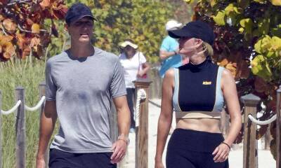Donald Trump - Ivanka Trump - Jared Kushner - Ivanka Trump flashes her toned tummy on jog with husband Jared in Miami - us.hola.com - Miami - Florida