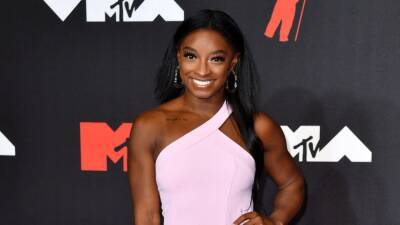 Simone Biles Goes Wedding Dress Shopping -- and Says Yes to More Than One Style - www.etonline.com - Los Angeles
