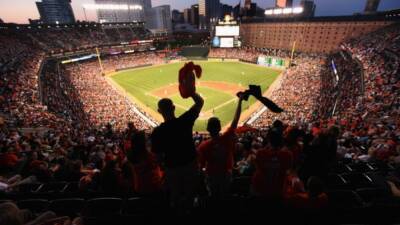 Apple TV+ and MLB Announce 'Friday Night Baseball' - www.etonline.com - USA - Canada