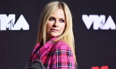 How Avril Lavigne perfected her signature smokey eye and why she prefers doing her own makeup - us.hola.com