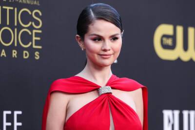 Selena Gomez Confirms She’s Single While Debuting New Hairstyle - etcanada.com - New York