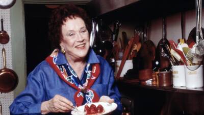 Julia Child - Hbo Max - Sarah Lancashire - Julia Child Secretly Battled Cancer Years Before She Died—Here’s What Ultimately Caused Her Death - stylecaster.com - Britain - France - California - city Pasadena, state California