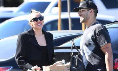 Nick Jonas - Liam Hemsworth - Miley Cyrus - Tish Cyrus - Taylor Hawkins - Foo Fighters - Hannah Montana - Miley Cyrus is back in LA, goes grocery shopping with her mom and friend - us.hola.com - Brazil - USA - Argentina - Montana - Paraguay