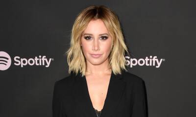 Ashley Tisdale Responds After Going Viral for Buying 400 Books to Fill Her Bare Shelves Before Photo Shoot - www.justjared.com - Los Angeles