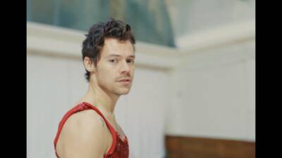 Harry Styles Bares it all Emotionally—and Physically—in As It Was Video - www.glamour.com - Ukraine