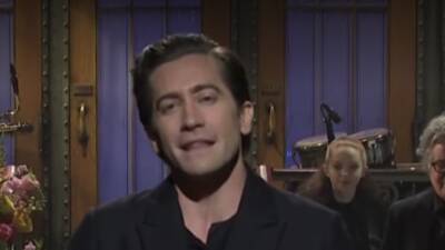 Jake Gyllenhaal - Kristen Wiig - Amy Poehler - Maya Rudolph - ‘SNL’: Jake Gyllenhaal Reminisces On First 2007 Appearance, Sings Celine Dion In Opening Monologue - deadline.com