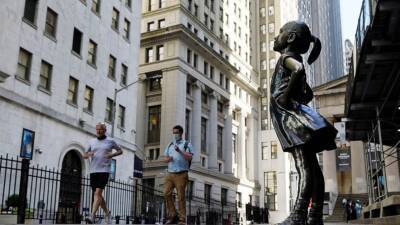 Fearless Girl statue will stay put opposite NYSE for now - abcnews.go.com - New York - New York - Boston