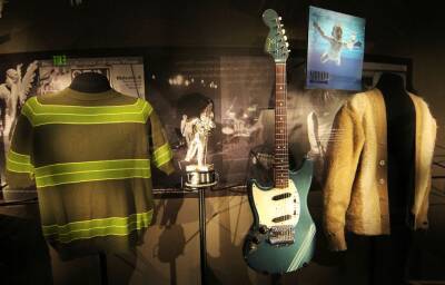 Kurt Cobain’s ‘Smells Like Teen Spirit’ guitar up for auction - completemusicupdate.com - New York