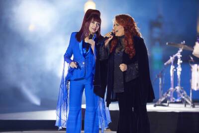 The Judds Belt Out ‘Love Can Build A Bridge’ In 1st TV Performance In 20 Years At 2022 CMT Music Awards - etcanada.com - Nashville