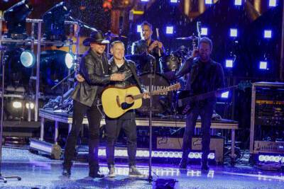 Jason Aldean & Bryan Adams Perform ‘Heaven’ At The 2022 CMT Music Awards - etcanada.com - county Bryan