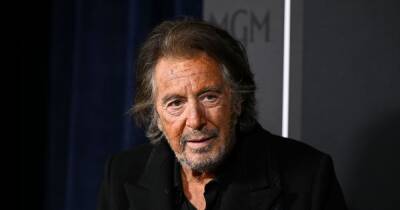 Twitter is having a meltdown over Al Pacino's phone case - www.wonderwall.com - Italy