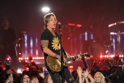 Keith Urban Brings ‘Wild Hearts’ To 2022 CMT Music Awards With Opening Number - etcanada.com