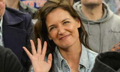 Katie Holmes happily waves at fans in Madison Square Garden during New York Knicks game - us.hola.com - New York - county Garden - city Madison - New York, county Garden