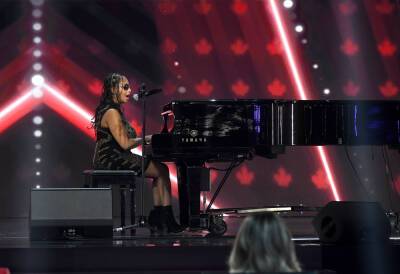 Singer Simone Soman Earns ‘Canada’s Got Talent’ Standing Ovation With Powerful Performance - etcanada.com - Canada - county Ontario