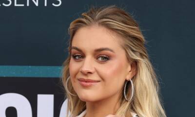 Kelsea Ballerini joined by a special guest for 2022 CMT Music Awards red carpet - hellomagazine.com