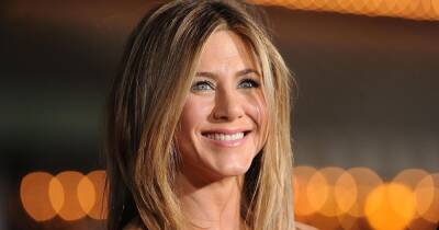 Jennifer Aniston just got a Rachel Green wispy fringe and it’s stunning - www.ok.co.uk - city Sandler