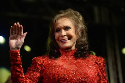 Loretta Lynn Turns 90 — Dolly Parton, Garth Brooks & More Country Stars Celebrate - etcanada.com - USA