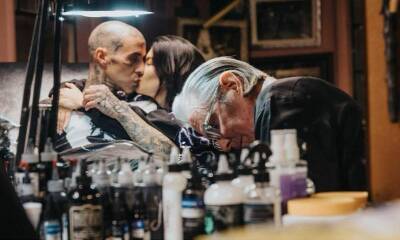 Kourtney Kardashian comforts Travis Barker as he gets a tattoo honoring late Foo Fighters drummer Taylor Hawkins - us.hola.com
