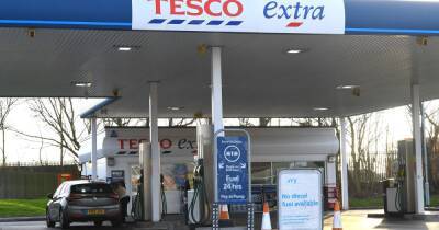 Tesco employee caught getting petrol from closed station - but supermarket says man who filmed him is 'in the wrong' - www.manchestereveningnews.co.uk - Britain