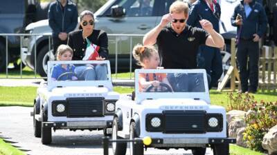 Meghan Markle and Prince Harry Hop in Mini Land Rovers at Invictus Games - www.etonline.com - Italy - Netherlands - city Hague, Netherlands