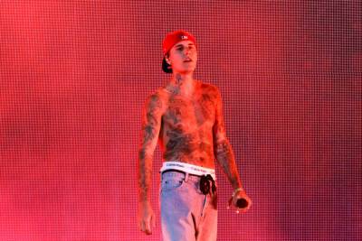 Justin Bieber Makes Shirtless Surprise Appearance At Daniel Caesar’s Coachella Set - etcanada.com