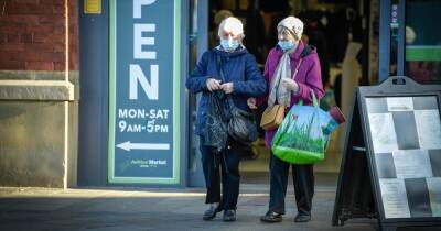 Calls for face masks and social distancing to return as NHS battles huge pressure - www.manchestereveningnews.co.uk