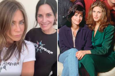 Jennifer Aniston - Courtney Cox - Courteney Cox - Matthew Perry - Jennifer Aniston and Courteney Cox reunite with ‘Friends Forever’ merch - nypost.com - New York - Barbados