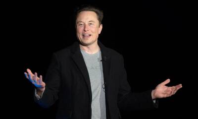 Elon Musk - Billionaire Elon Musk claims he couch surfs among friends after girlfriend Grimes said he lives ‘below the poverty line’ - us.hola.com - USA - county Bay