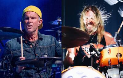 Paul Maccartney - Elton John - James Corden - Taylor Hawkins - Foo Fighters - Joan Jett - Liam Gallagher - Stevie Nicks - Perry Farrell - Tommy Lee - Royal Blood - Wolfgang Van-Halen - Red Hot Chili Peppers’ Chad Smith shares video paying tribute to Taylor Hawkins - nme.com - Chad - county Hawkins