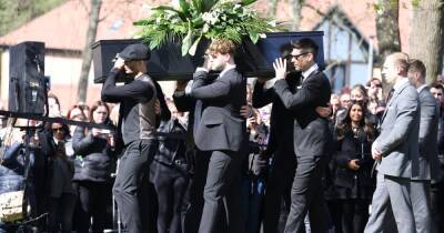 The Wanted join together as pallbearers as they lay Tom Parker to rest in final goodbye - www.ok.co.uk