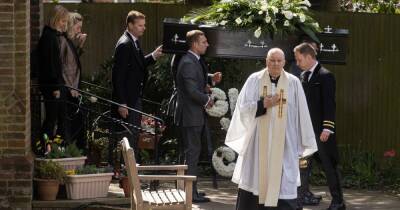 Tom Parker's coffin makes final journey from church as The Wanted song plays and fans applaud - www.ok.co.uk