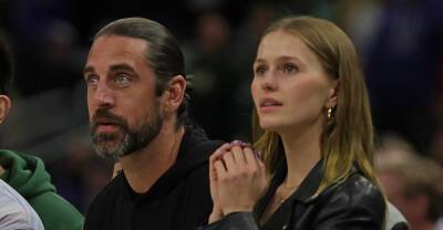 Aaron Rodgers - Aaron Rodgers Sits Courtside with Model & Heiress Mallory Edens - justjared.com - Chicago - Wisconsin - county Bucks - Milwaukee, county Bucks
