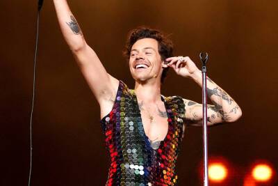 Harry Styles Reveals His Stunning Sequin Jumpsuit In Coachella Performance Video - etcanada.com