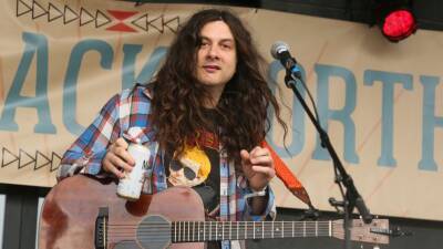 Kurt Vile - Kurt Vile turns out 'fried or sizzled out' rock tunes - abcnews.go.com - New York