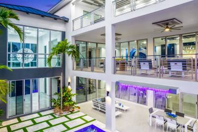 Florida Keys mansion with swim-up bar sells for a record $8.8M - nypost.com - Florida - Jordan - county Palm Beach