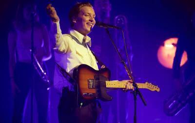 George Ezra shares new single ‘Green Green Grass’ and announces UK tour - www.nme.com - Britain - Manchester - Birmingham - city Columbia