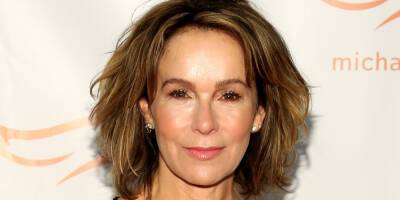 Jennifer Grey Recalls the Moment Her Father Joel Grey Was Outed as Gay to Her - www.justjared.com